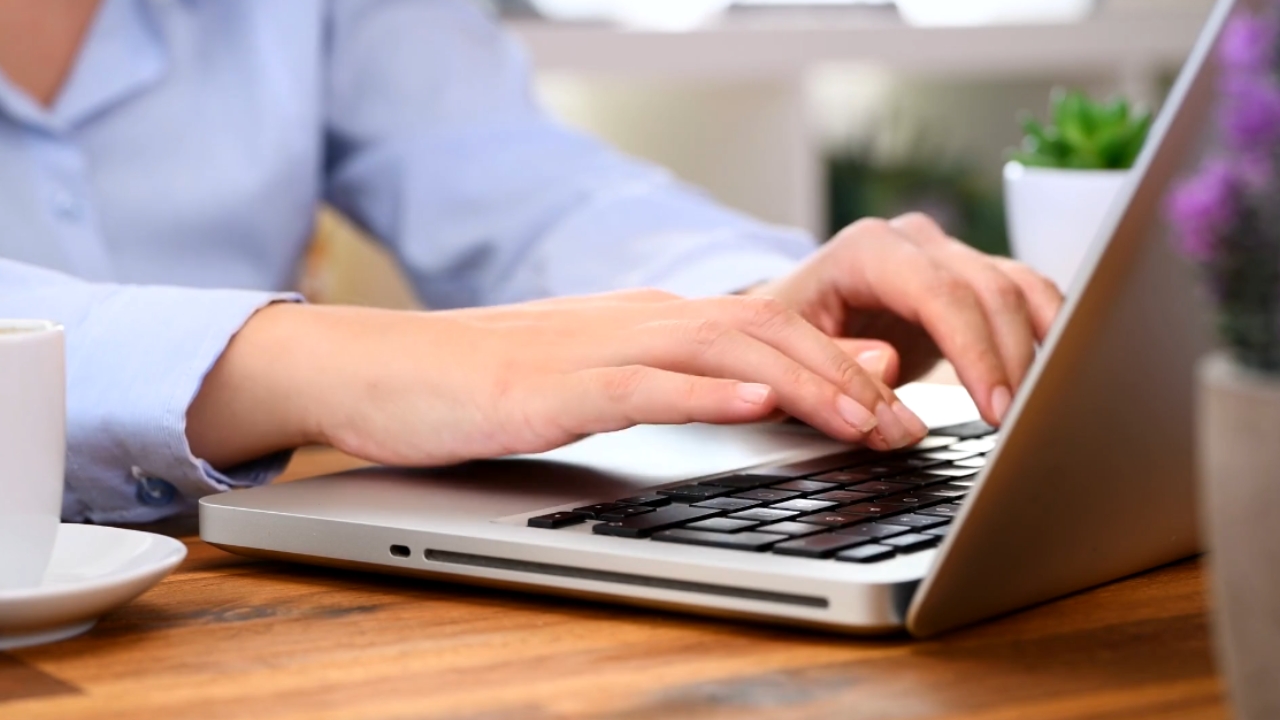 Osoba proverava podatke o radnom stažu na laptopu.